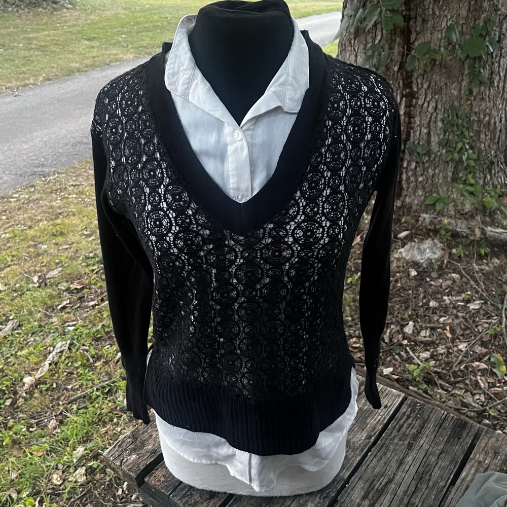 SIMPLY VERA VERA WANG XS VINTAGE BLACK WOVEN SWEATER OVER WHITE BUTTON UP SHIRT
